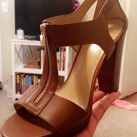 Michael Kors Berkley Lock leather platform sandal - Picture 2 of 3